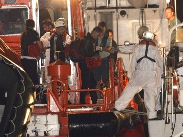 Miembros de Salvamento Marítimo ayudan a desembarcar a varios inmigrantes Miembros de Salvamento Marítimo ayudan a desembarcar a varios inmigrantes
