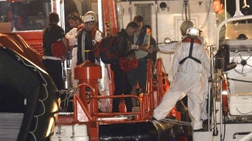 Miembros de Salvamento Marítimo ayudan a desembarcar a varios inmigrantes