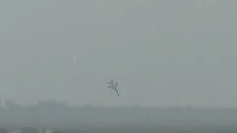 Un avión de combate se estrella en una exhibición aérea Un avión de combate se estrella en una exhibición aérea