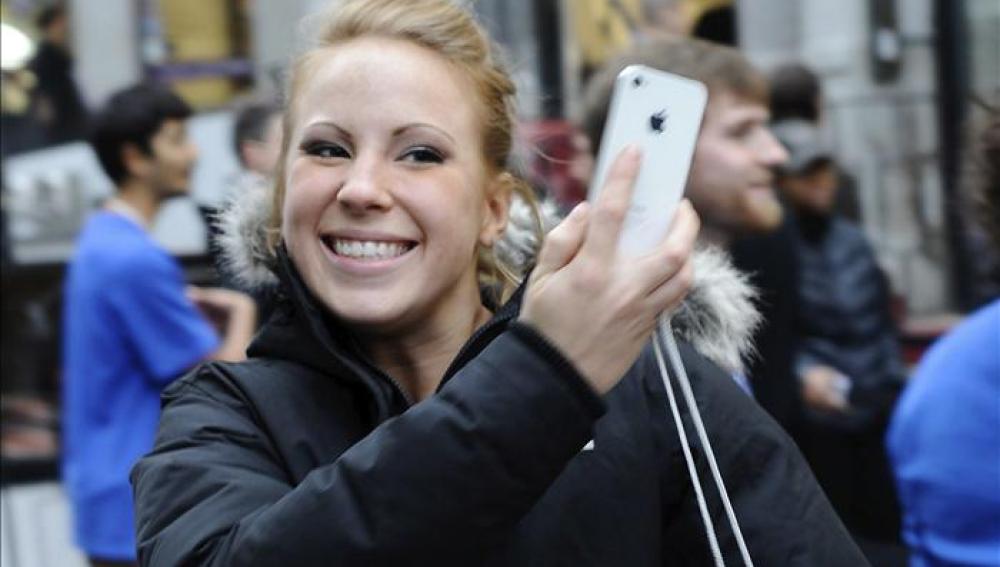 Largas colas para adquirir el iPhone 4S, y satisfacción entre los compradores.