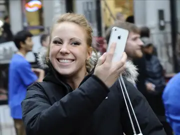 Largas colas para adquirir el iPhone 4S, y satisfacción entre los compradores. Largas colas para adquirir el iPhone 4S, y satisfacción entre los compradores.