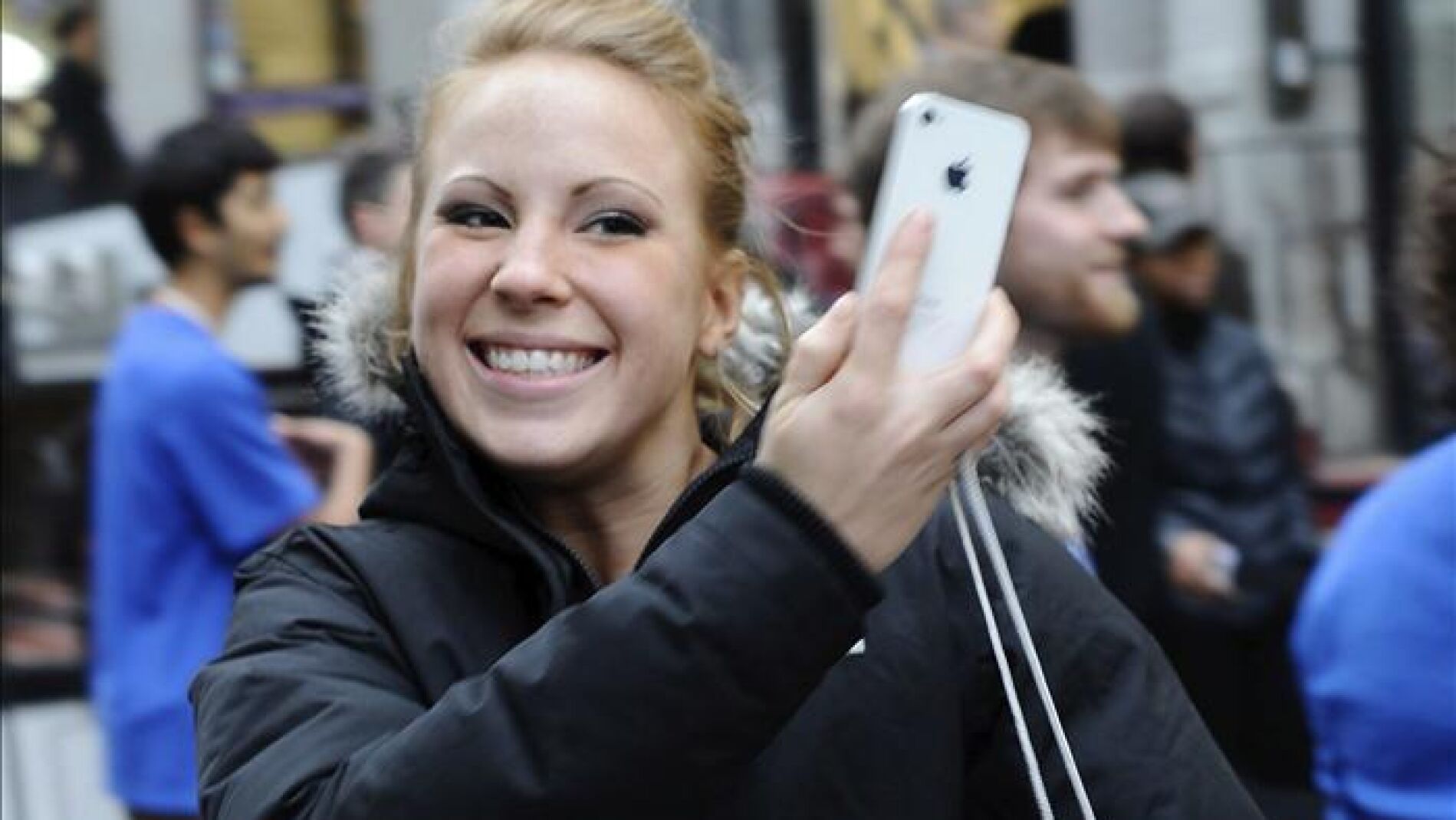 Largas colas para adquirir el iPhone 4S, y satisfacci&oacute;n entre los compradores.