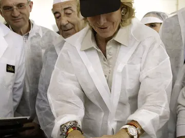 Esperanza Aguirre probando la elaboración de croissants en las instalaciones de la empresa Viena Capellanes Esperanza Aguirre probando la elaboración de croissants en las instalaciones de la empresa Viena Capellanes