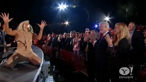 Lady Gaga le canta a Bill Clinton Lady Gaga le canta a Bill Clinton