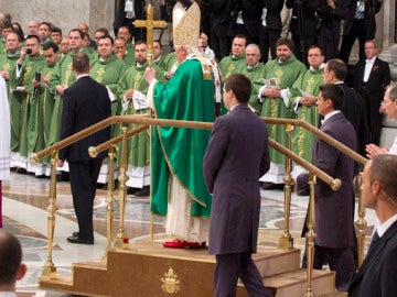 El Papa usa una plataforma móvil
