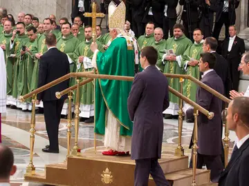 El Papa usa una plataforma móvil El Papa usa una plataforma móvil