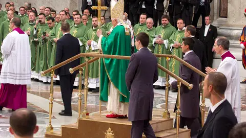 El Papa usa una plataforma móvil El Papa usa una plataforma móvil