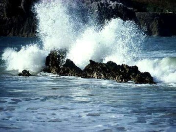 Las olas golpeando contra las rocas