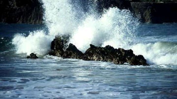 Las olas golpeando contra las rocas