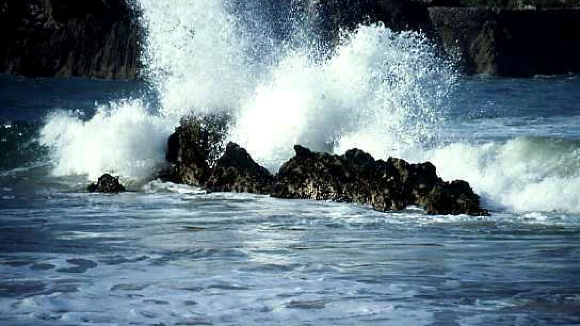 Las olas golpeando contra las rocas
