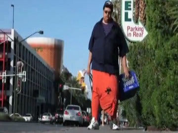 Un hombre de Las Vegas con un escroto de 45 kilos busca dinero para operarse