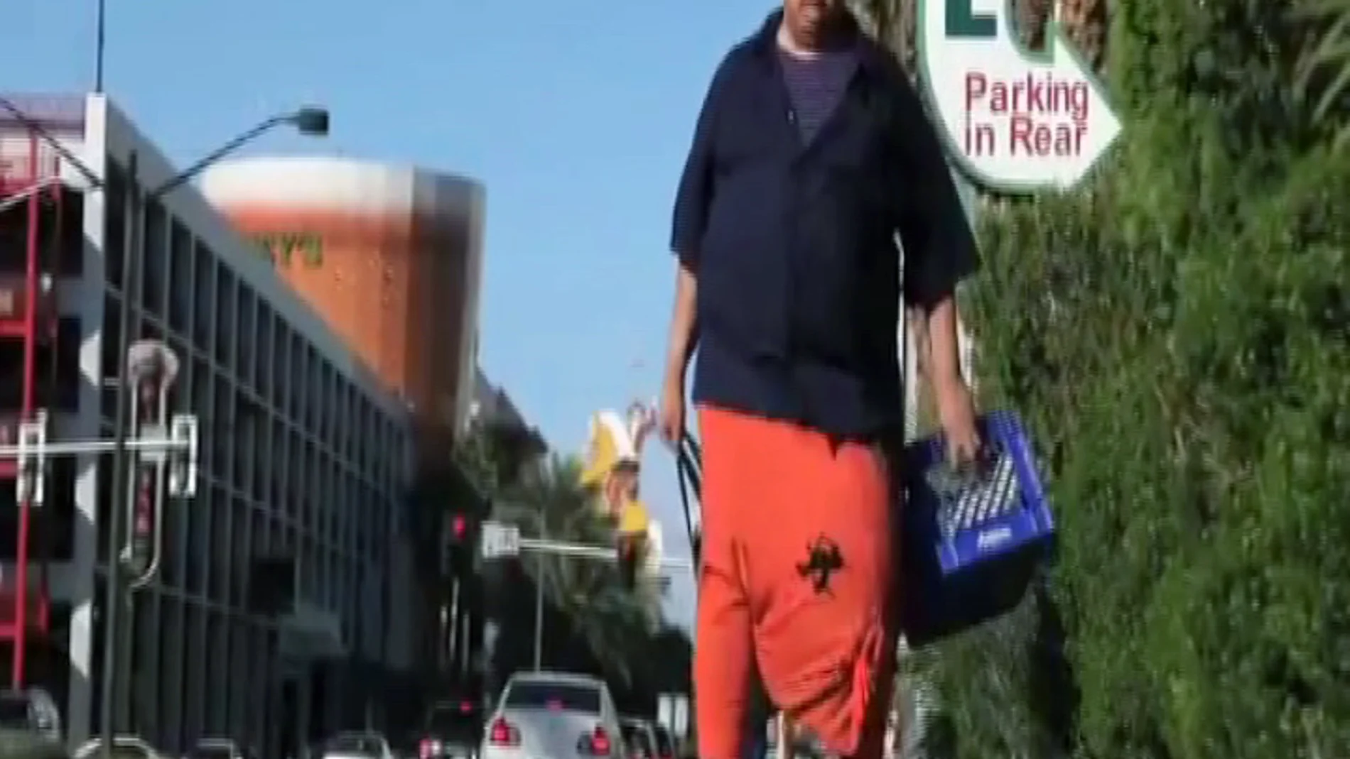 Un hombre de Las Vegas con un escroto de 45 kilos busca dinero para operarse