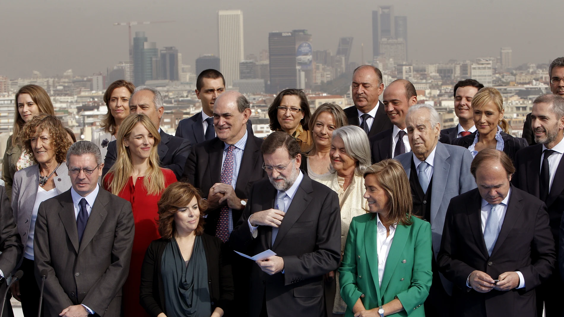 El presidente del PP, Mariano Rajoy (c), junto a los candidatos de su partido a las elecciones del 20N por Madrid
