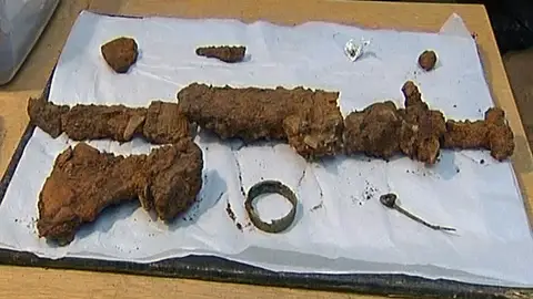 Hallan un barco vikingo con restos humanos de más de mil años de antigüedad en Escocia Hallan un barco vikingo con restos humanos de más de mil años de antigüedad en Escocia