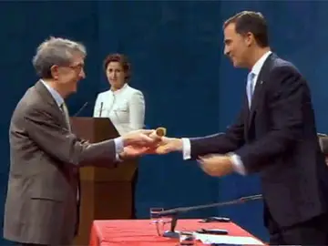 El príncipe entregando el galardón El príncipe entregando el galardón