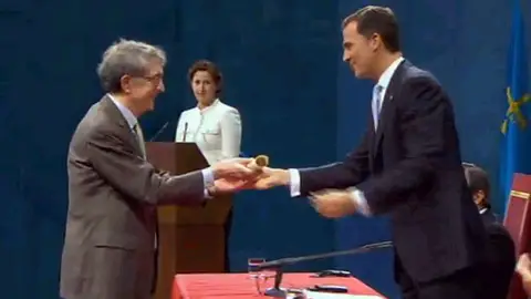 El príncipe entregando el galardón El príncipe entregando el galardón