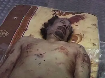 El cadáver de Gadafi en la morgue El cadáver de Gadafi en la morgue