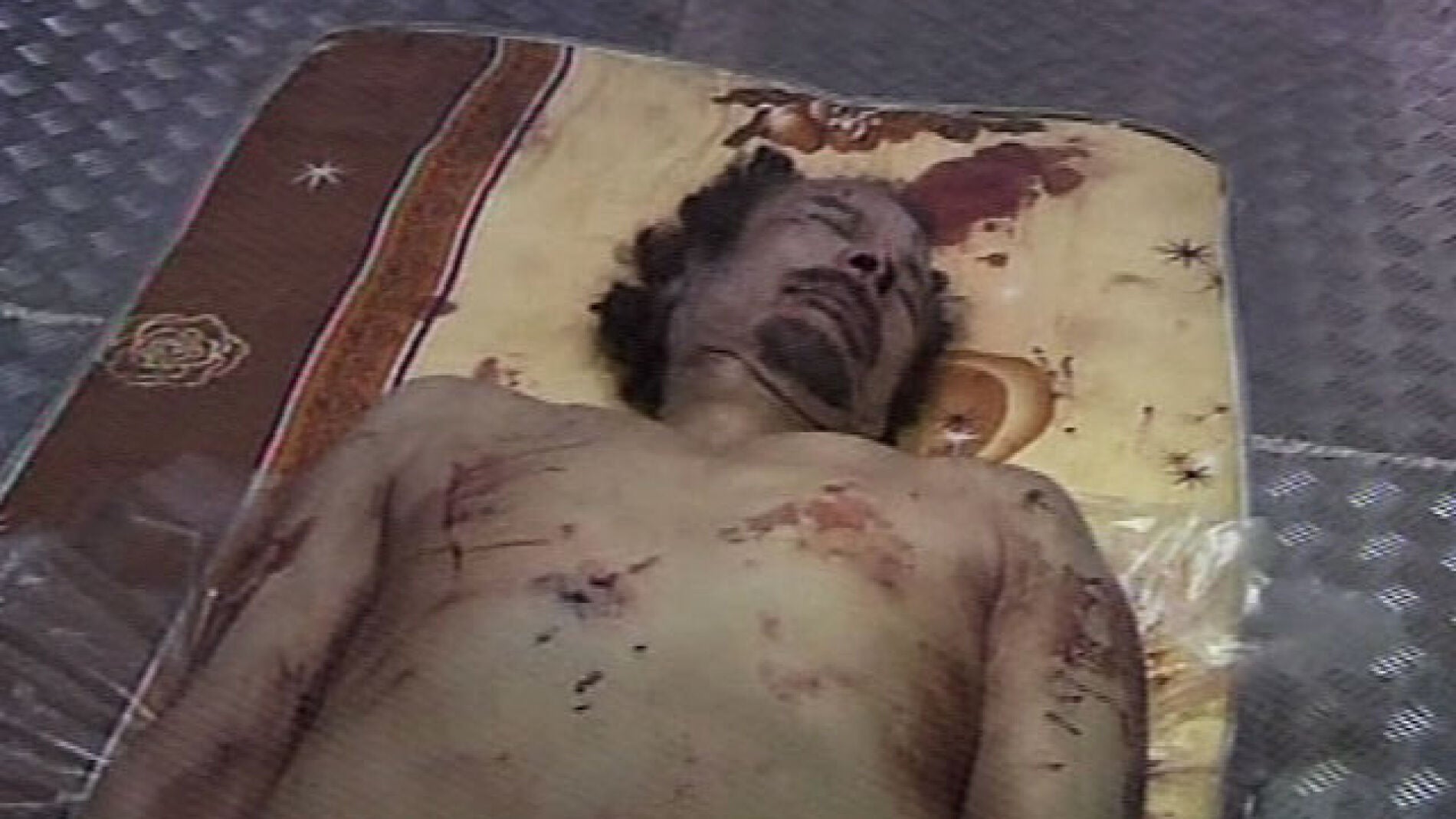 El cad&aacute;ver de Gadafi en la morgue