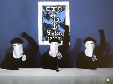 Miembros de ETA leyendo el comunicado Miembros de ETA leyendo el comunicado