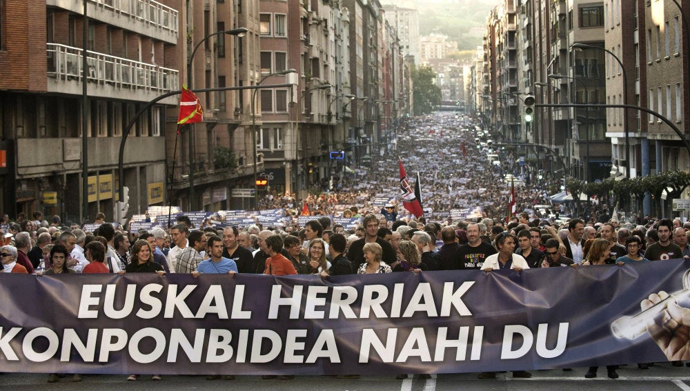 Cabecera de la manifestación en la que reza el lema Euskal Herria necesita soluciones