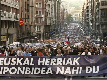 Cabecera de la manifestación en la que reza el lema Euskal Herria necesita soluciones