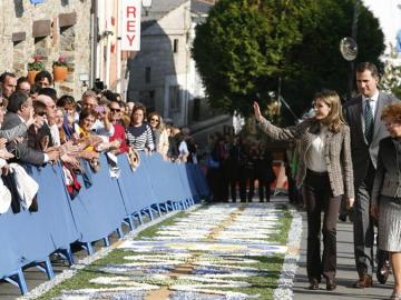  Los Príncipes de Asturias saludan durante el recorrido que han realizado a San Tirso de Abres