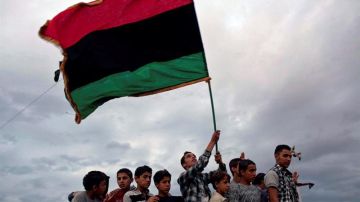  Libios participan en una celebración masiva en la plaza de la Libertad de Misrata