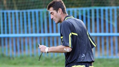Un árbitro checo pita borracho y expulsa a tres jugadores sin explicación