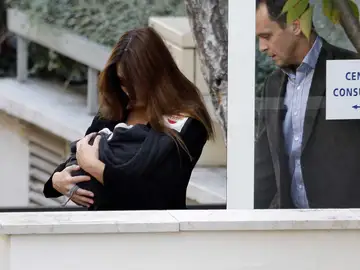 Carla Bruni sale del hospital Carla Bruni sale del hospital