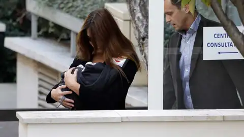 Carla Bruni sale del hospital Carla Bruni sale del hospital