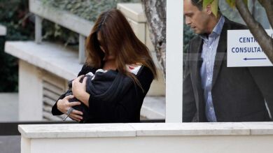 Carla Bruni oculta a su hija al salir del hospital