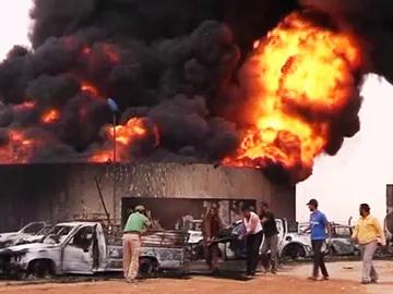 Una explosión en un oleoducto de Sirte, Libia. Una explosión en un oleoducto de Sirte, Libia.