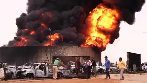 Una explosión en un oleoducto de Sirte, Libia. Una explosión en un oleoducto de Sirte, Libia.
