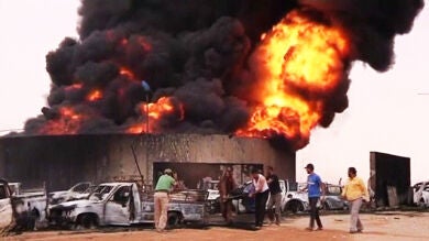 Más de 100 muertos en la explosión de una reserva de carburante en Sirte