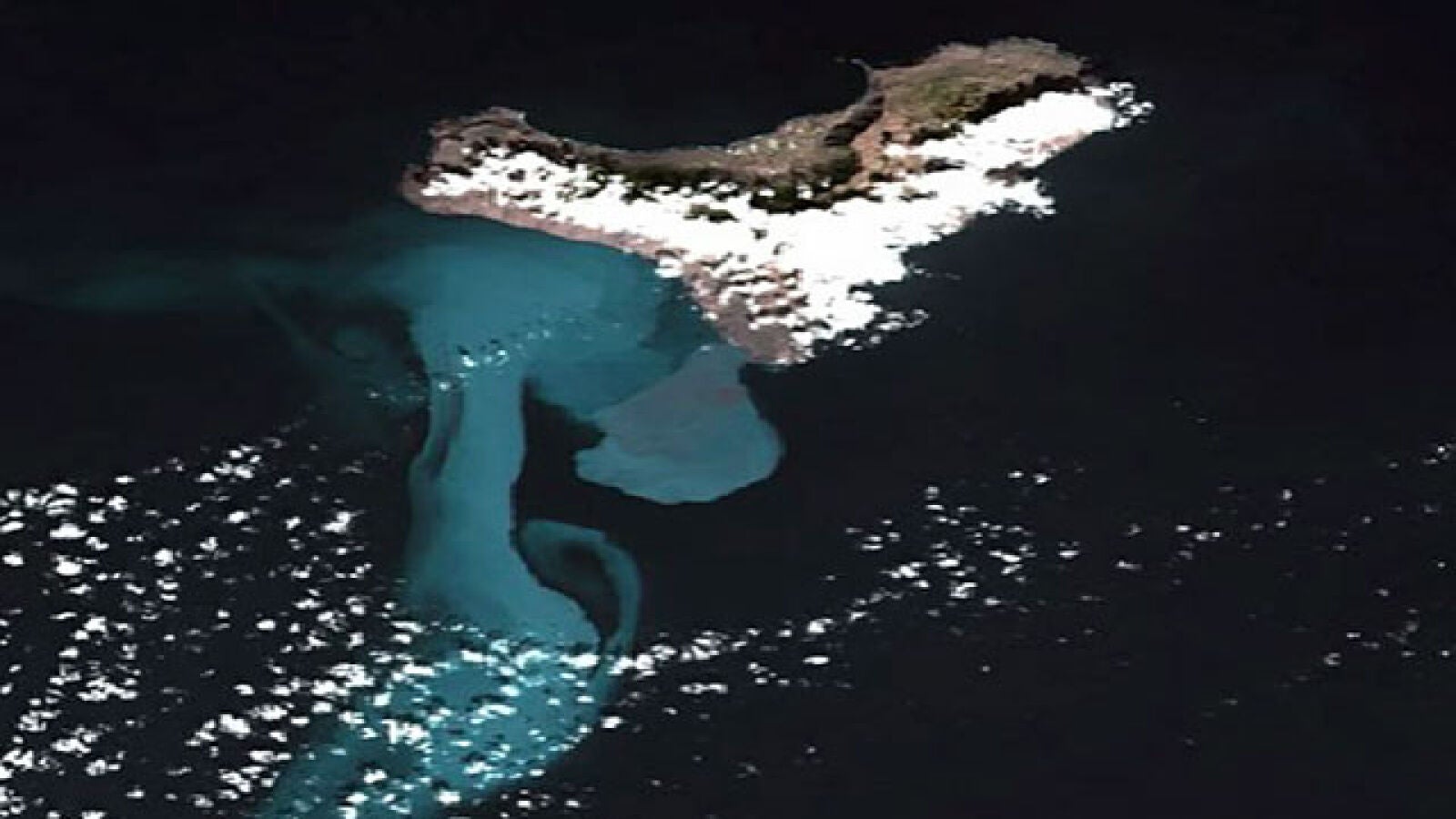 Un satélite corrobora que la mancha de El Hierro se aleja de la isla hacia el sur