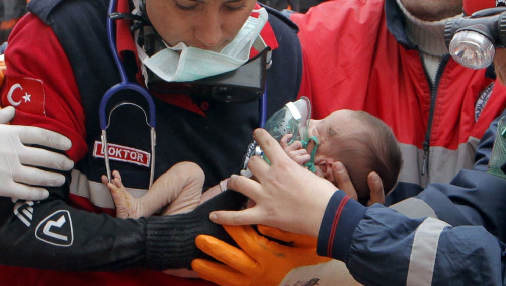 Azra, la pequeña de 14 días rescatada de entre los escombros