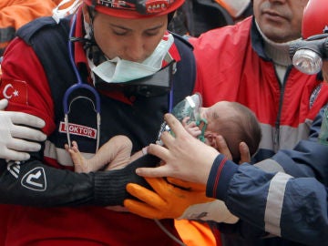 Azra, la pequeña de 14 días rescatada de entre los escombros