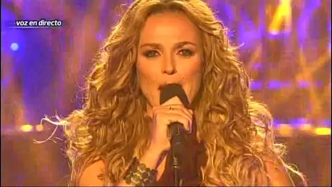 Carolina Ferre interpreta a Paulina Rubio Carolina Ferre interpreta a Paulina Rubio