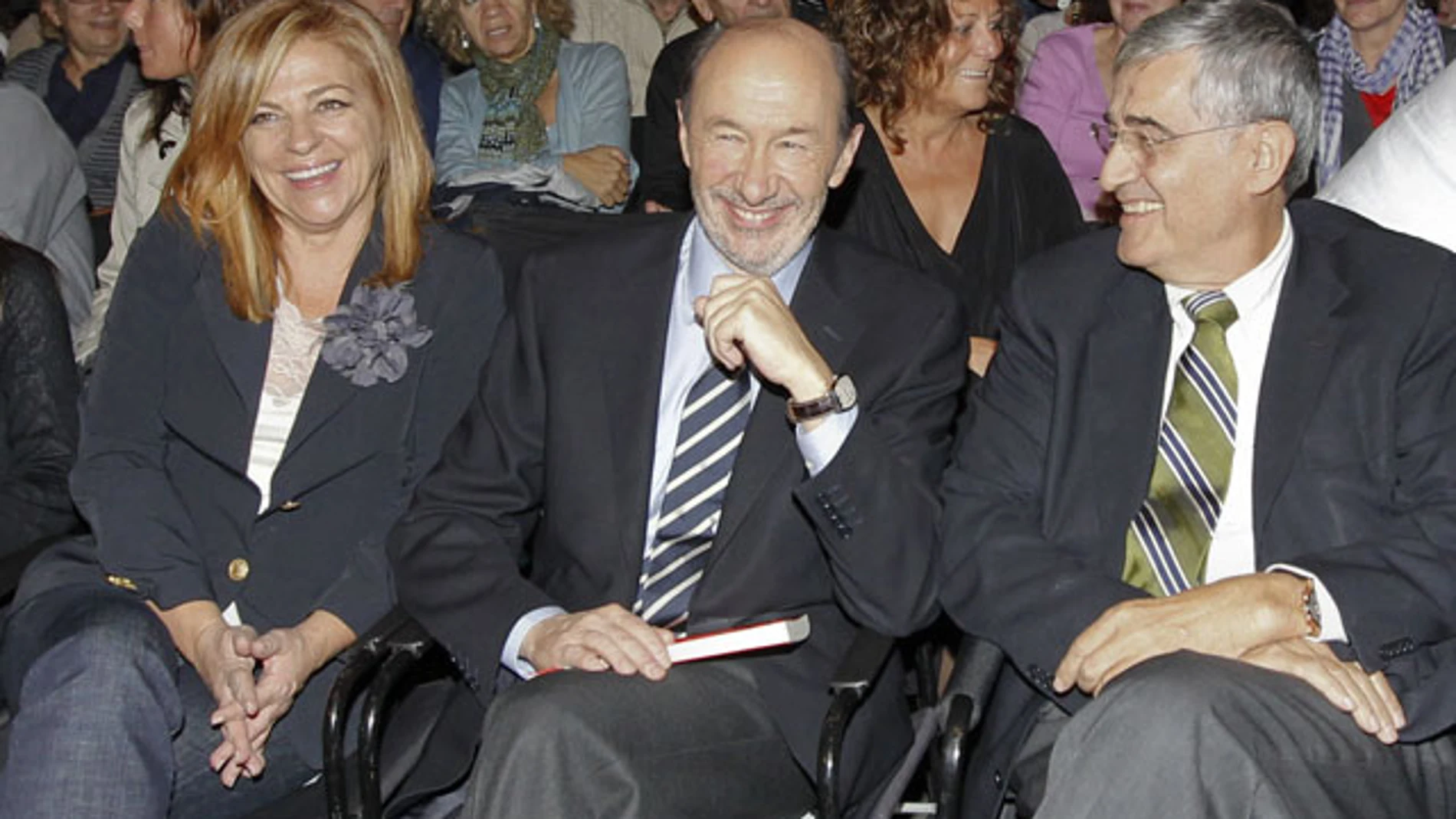 Rubalcaba junto a Elena Valenciano y Juan Miguel Hernández, presidente del Círculo de Bellas Artes 