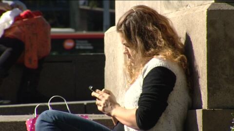 Cada vez hay m&aacute;s personas enganchadas al m&oacute;vil