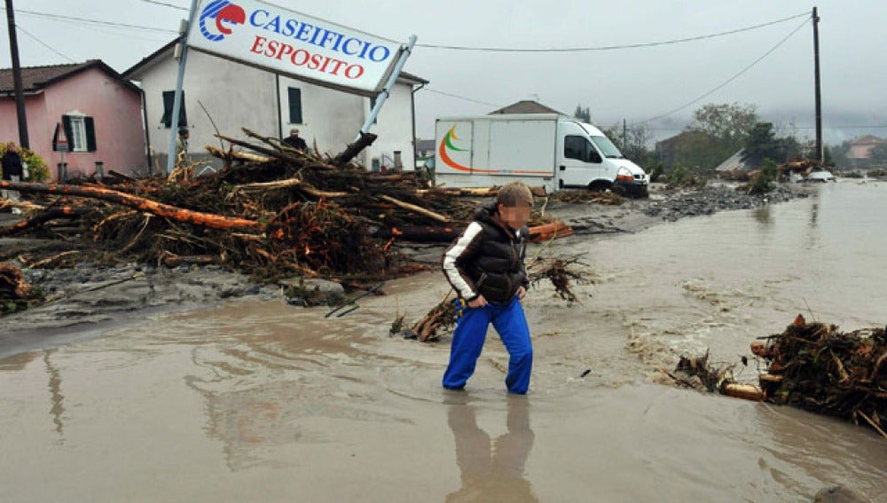 Un menor camina por una calle inundada en Brugnato, Liguria