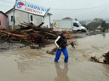 Un menor camina por una calle inundada en Brugnato, Liguria