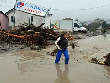 Un menor camina por una calle inundada en Brugnato, Liguria Un menor camina por una calle inundada en Brugnato, Liguria