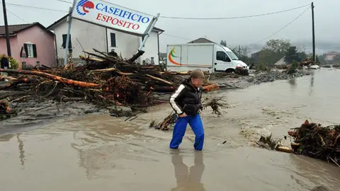 Un menor camina por una calle inundada en Brugnato, Liguria Un menor camina por una calle inundada en Brugnato, Liguria