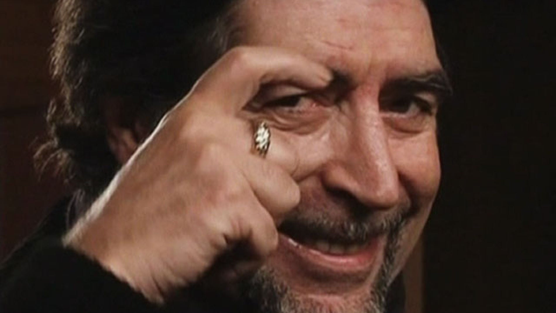 Joaquín Sabina muestra su apoyo a Zapatero con el gesto de la 'ceja'