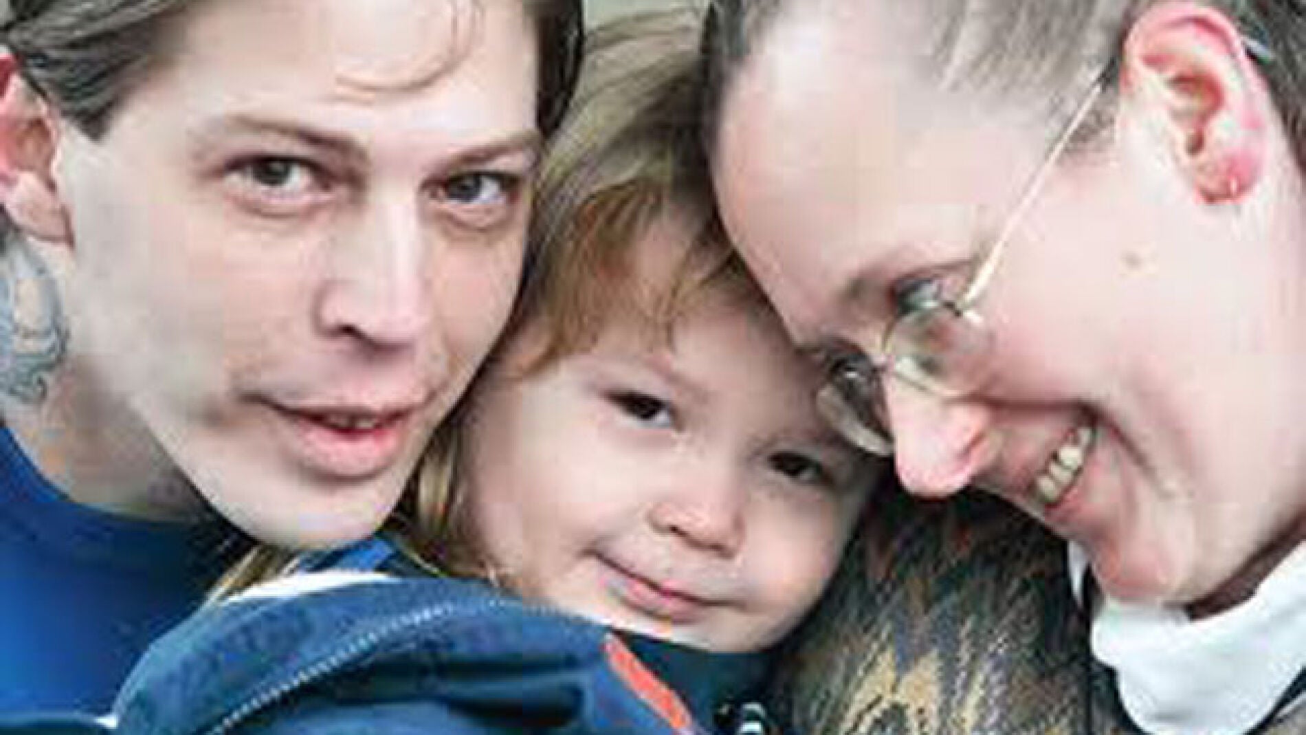 Los padres denunciados, con el peque&ntilde;o Adolf Hitler