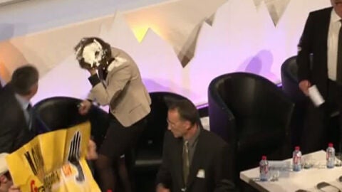 Momento del tartazo a Yolanda Barcina