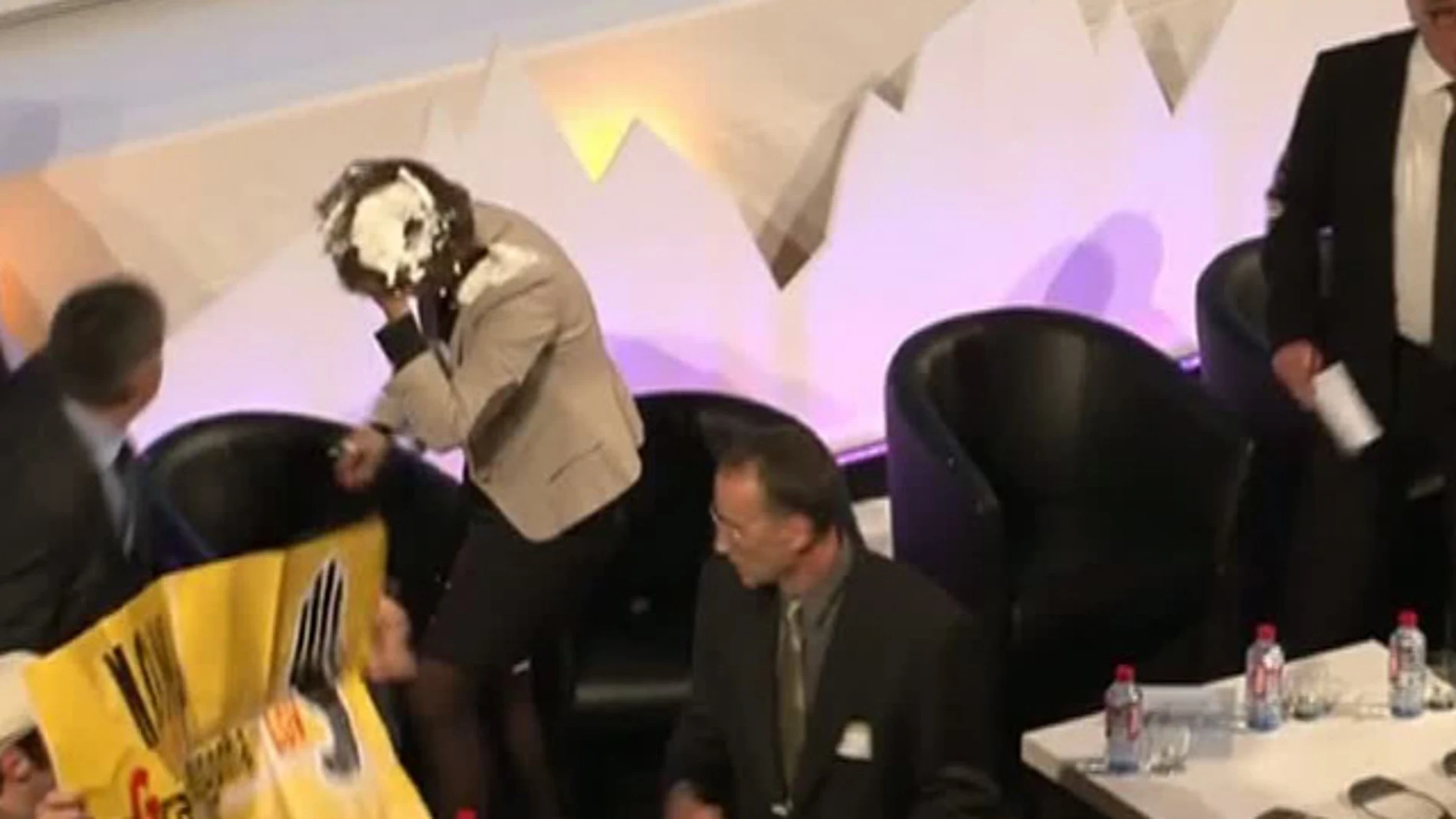 Momento del tartazo a Yolanda Barcina Momento del tartazo a Yolanda Barcina