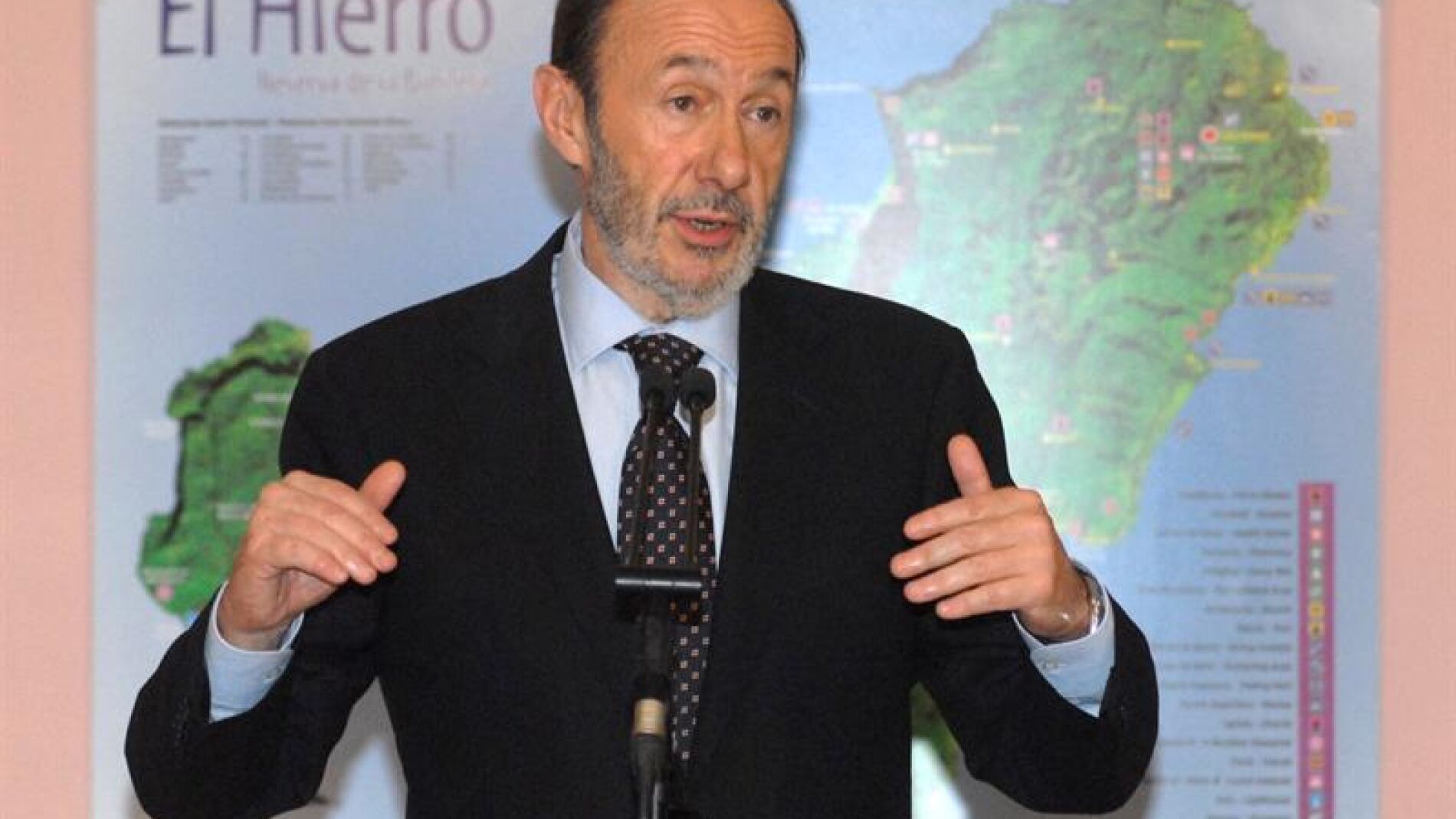 Rubalcaba visita la isla de El Hierro