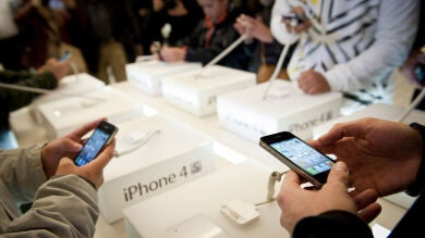 Una patente de Apple silencia el iPhone al entrar en un teatro y lo apaga al subir a un avión